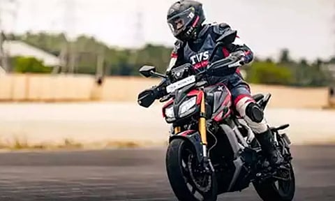 டிராக் டார்க் கண்ட்ரோல் வசதியுடன் டி.வி.எஸ். ஆர்.டி.ஆர். 310