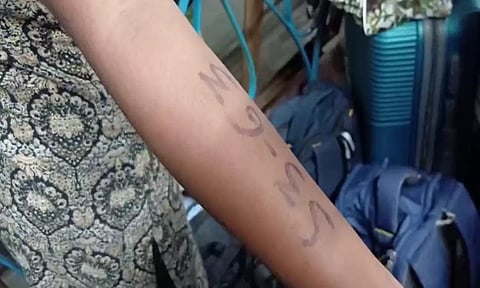 வேலை வாங்கித் தருவதாக கூறி 56 இளம்பெண்களை ரெயிலில் கடத்த முயற்சி - பகீர் சம்பவம்