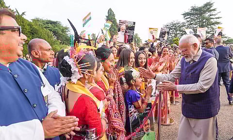 இங்கிலாந்து சென்ற பிரதமர் நரேந்திர மோடிக்கு உற்சாக வரவேற்பு