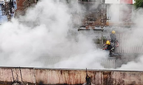 திருப்பூரில் பட்டாசு கடையில் பயங்கர தீ விபத்து - ரூ.30 லட்சம் மதிப்புள்ள பொருட்கள் எரிந்து நாசம்