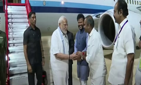 தமிழக பாரம்பரிய உடையில் தூத்துக்குடி வந்தடைந்தார் பிரதமர் மோடி