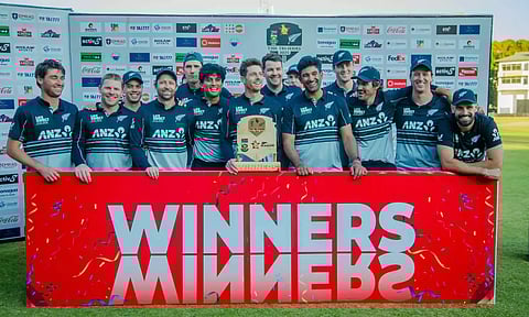 முத்தரப்பு டி20 தொடர்: தென் ஆப்பிரிக்காவை வீழ்த்தி கோப்பை வென்றது நியூசிலாந்து