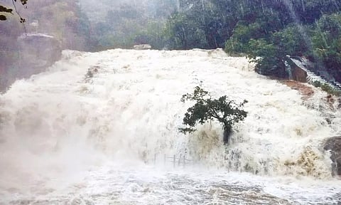 பஞ்சலிங்க அருவியை மூழ்கடித்த காட்டாற்று வெள்ளம்.