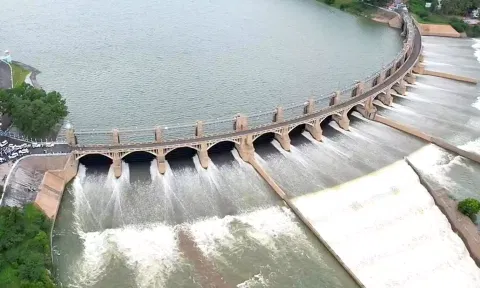 மேட்டூர் அணையில் இருந்து 1 லட்சம் கனஅடி தண்ணீர் திறப்பு - 11 மாவட்டங்களுக்கு வெள்ள அபாய எச்சரிக்கை
