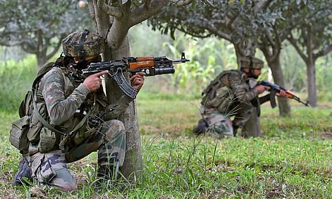 ஜம்மு காஷ்மீரில் பயங்கரவாதிகள் 2 பேர் சுட்டுக்கொலை - பாதுகாப்பு படையினர் அதிரடி