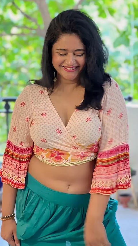 பூனம் பஜ்வாவின் லேட்டஸ்ட் கிளாமர் க்ளிக்ஸ்..!