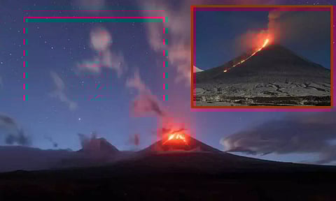 சக்திவாய்ந்த நிலநடுக்கத்தால் ரஷியாவில் மிகப்பெரிய எரிமலை வெடித்து சிதறியது