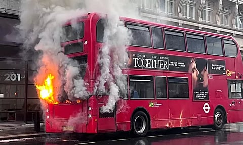 சாலையில் சென்றபோது தீப்பிடித்து எரிந்த பஸ்: அதிர்ஷ்டவசமாக உயிர் தப்பிய பயணிகள்