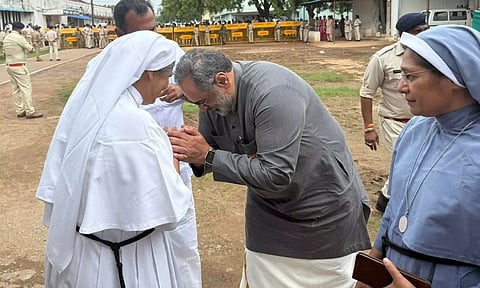 கேரள கன்னியாஸ்திரிகள் ஜாமினில் விடுவிப்பு: நேரில் சென்று வரவேற்ற பாஜக தலைவர்- CPIM விமர்சனம்