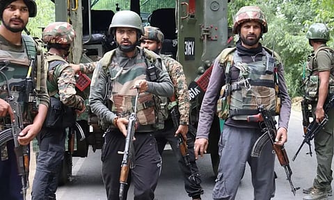 Operation Akhal: ஜம்மு காஷ்மீரில் 3 பயங்கரவாதிகள் சுட்டுக் கொலை - ராணுவ வீரர் காயம்