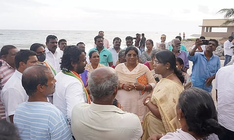 புத்தன்துறை கடற்கரை கிராமத்தில் கடலரிப்பு: தடுப்பு சுவர் கட்ட ரூ.20 லட்சம் ஒதுக்கீடு- விஜய் வசந்த் எம்.பி.
