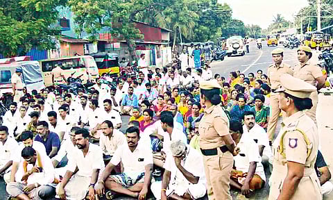 தனுஷ்கோடி-மதுரை தேசிய நெடுஞ்சாலையில் மறியல் போராட்டத்தில் ஈடுபட்ட ராம்சேது யாத்திரை பணியாளர்கள்.