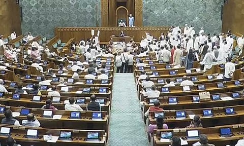 பீகார் வாக்காளர் பட்டியல் திருத்தம்: எதிர்க்கட்சிகளின் அமளியால் 2 மணி வரை மக்களவை ஒத்திவைப்பு