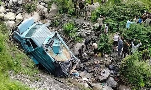 ஜம்மு காஷ்மீரில் 200 அடி பள்ளத்தில் கவிழ்ந்த CRPF வாகனம்.. 3 வீரர்கள் பலி - 15 பேர் காயம்