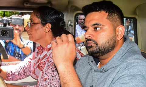 பண்ணைவீட்டில் மறைத்து வைத்த பழைய சேலை.. பிரஜ்வல் ரேவண்ணாவின் விதியை தீர்மானித்த ஆதாரம்!