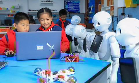 தொழில்நுட்பத்தை சரியாக பயன்படுத்தும் சீனா.. 'செயல்முறை கல்வி'க்கு மாறும் மாணவர்கள் - பலன்கள் என்ன?
