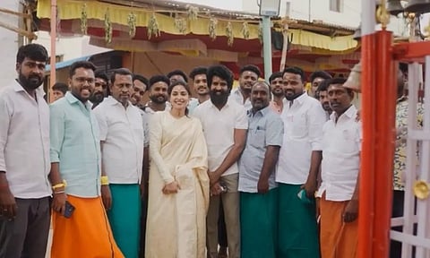 கோவில் திருவிழாவில் கலந்துகொண்டு கிராம மக்களுடன் வைப் செய்த சூரி- ஐஸ்வர்யா லட்சுமி