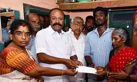 அஜித்குமார் குடும்பத்திற்கு ரூ.25 லட்சம் இழப்பீடு: காசோலையை வழங்கினார் அமைச்சர் பெரியகருப்பன்