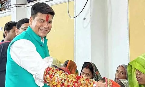 உத்தரபிரதேசத்தில் மேயருக்கு 20 ஆயிரம் பெண்கள் ராக்கி கட்டி சாதனை
