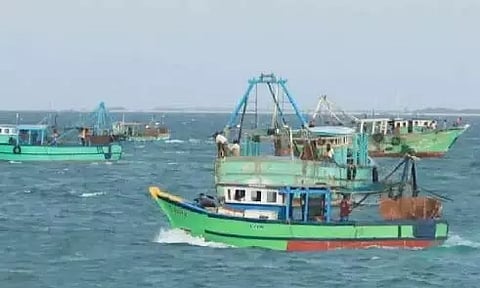 ராமேஸ்வரம் மீனவர்கள் 8 பேரை கைது செய்து இலங்கை கடற்படை அட்டூழியம்