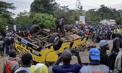 கென்யாவில் சோகம்: சாலையோர பள்ளத்தில் பஸ் கவிழ்ந்து 25 பேர் பலி