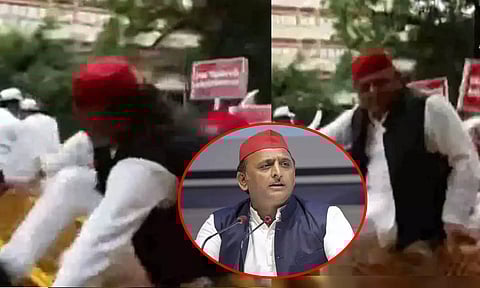 தேர்தல் ஆணையத்தை கண்டித்து போராட்டம்: தடுப்பு வேலியைத் தாண்டி குதித்த அகிலேஷ் யாதவ்