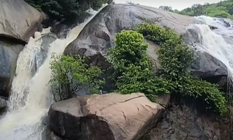 ஜலகாம்பாறை நீர்வீழ்ச்சியில் வெள்ளப்பெருக்கு - பொதுமக்கள் குளிக்க தடை விதிப்பு