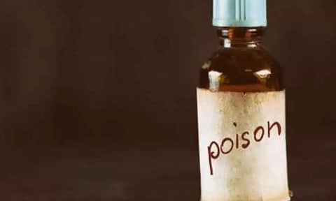 காதலியை சேர்த்து வைக்கக்கோரி போலீஸ் நிலையத்தில் விஷம் குடித்த வாலிபர்