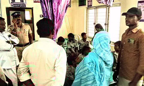 அரசு மருத்துவமனையில் சிகிச்சை பெறும் மாணவர்களை காணலாம்.