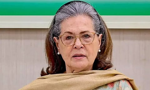 குடியுரிமை பெறும் முன்னரே வாக்காளர் பட்டியலில் சோனியா காந்தி பெயர்: ராகுலுக்கு பா.ஜ.க. பதிலடி