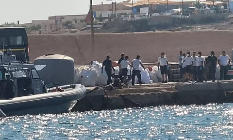 இத்தாலி அருகே அகதிகள் படகு கவிழ்ந்து விபத்து - 26 பேர் உயிரிழப்பு