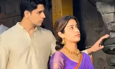 பரம் சுந்தரி படம் வெற்றி பெற ஜான்வி கபூர் & சித்தார்த் மல்ஹோத்ரா திருப்பதியில் தரிசனம்