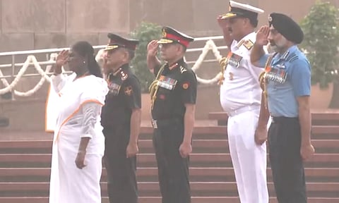 தேசிய போர் நினைவு சின்னத்தில் ஜனாதிபதி திரவுபதி முர்மு மரியாதை