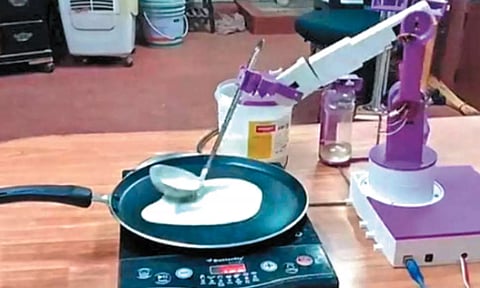 தோசை சுடும் ரோபோவை கண்டுபிடித்த பெங்களூரு என்ஜினீயர்