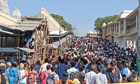 தொடர் விடுமுறையால் திருச்செந்தூர் கோவிலில் கட்டுங்கடங்காத பக்தர்கள் கூட்டம்