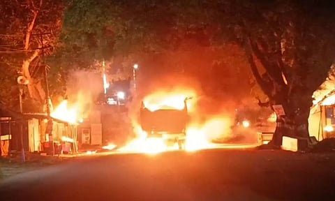 மயிலம் அருகே சிமெண்ட் மூட்டைகள் ஏற்றி வந்த லாரி தீ பற்றி எரிந்ததால் பரபரப்பு