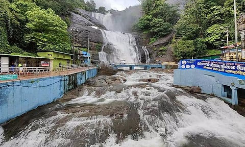 குற்றால அருவிகளில் குளிக்க மீண்டும் தடை- சுற்றுலா பயணிகள் ஏமாற்றம்