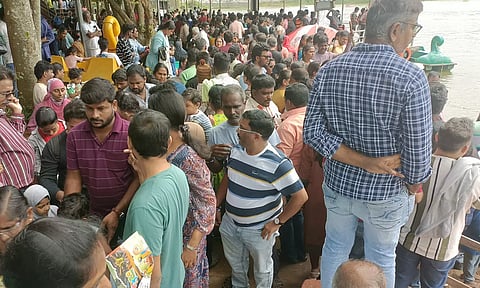 ஏற்காடு படகு இல்லத்தில் குவிந்த சுற்றுலா பயணிகள்.