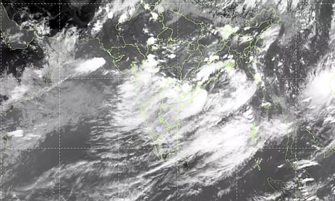 குறைந்த காற்றழுத்த தாழ்வுப்பகுதி புயல் சின்னமாக மாறியது