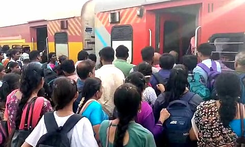 சென்னை திரும்ப நெல்லை ரெயிலில் அலைமோதிய பயணிகள் கூட்டம்
