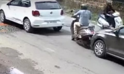 VIDEO: 2 கார்களுக்கு இடையே சிக்கிய ஸ்கூட்டர் - தூக்கி வீசப்பட்ட நபர் உயிர்பிழைத்த அதிசயம்