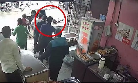 ஆட்டோவின் பின்னால் சிக்கி இழுத்து செல்லப்பட்ட பெண் போலீஸ் அதிகாரி - வைரல் வீடியோ