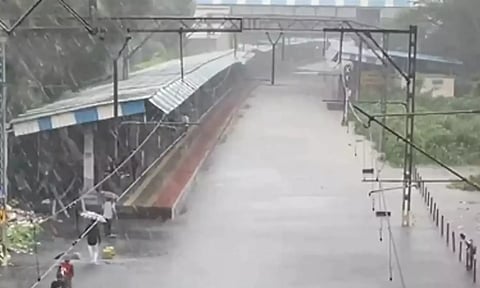 5-வது நாளாக பலத்த மழை: மும்பையில் மக்களின் இயல்பு வாழ்க்கை கடும் பாதிப்பு