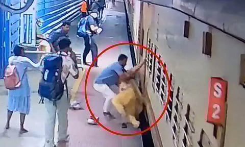 ஓடும் ரெயிலில் இருந்து இறங்கும்போது தவறி விழுந்த பெண்... காப்பாற்றிய ரயில்வே ஊழியர்