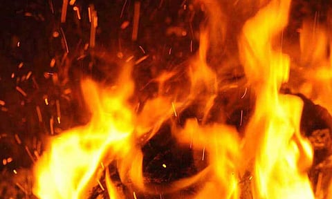 ஒருதலைக் காதல்: ஆசிரியையை பெட்ரோல் ஊற்றி தீவைத்த மாணவன்..!