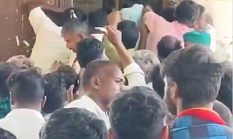 மதுபான கடையில் குவியும் த.வெ.க. தொண்டர்கள்