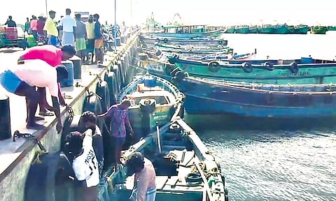 மீனவர்கள் கடலுக்கு மீன்பிடிக்க சென்ற காட்சி.