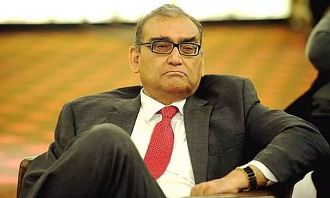 என்னைப் பார்த்து கண்ணடிக்கும் பெண் வக்கீல்களுக்கு சாதகமாக தீர்ப்பு.. உச்சநீதிமன்ற முன்னாள் நீதிபதி சர்ச்சை