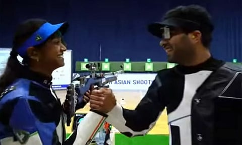 ஆசிய துப்பாக்கி சுடுதல் சாம்பியன்ஷிப்: தங்கம் வென்றது அர்ஜுன், இளவேனில் வாலறிவன் ஜோடி