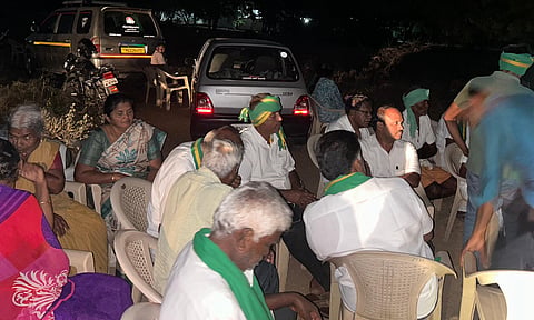 அதிகாரிகளின் வாகனங்களை சிறைபிடித்து போராட்டத்தில் ஈடுபட்ட விவசாயிகள்.